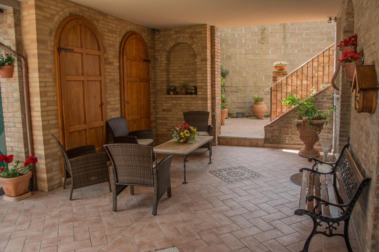 Hostal I Due Cipressi Torrenieri Exterior foto